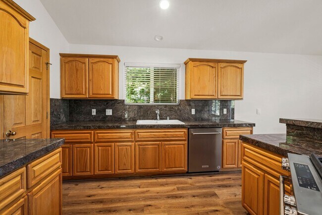 Building Photo - Beautifully Updated Country Club Villa