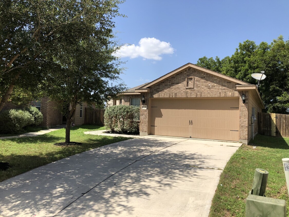 Foto principal - "Hard to Find" Roomy 1-story in Luckey Ran...