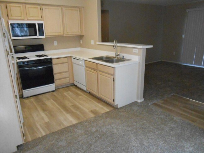 Foto del edificio - Spacious 2 Bedroom Condo in Gated Community