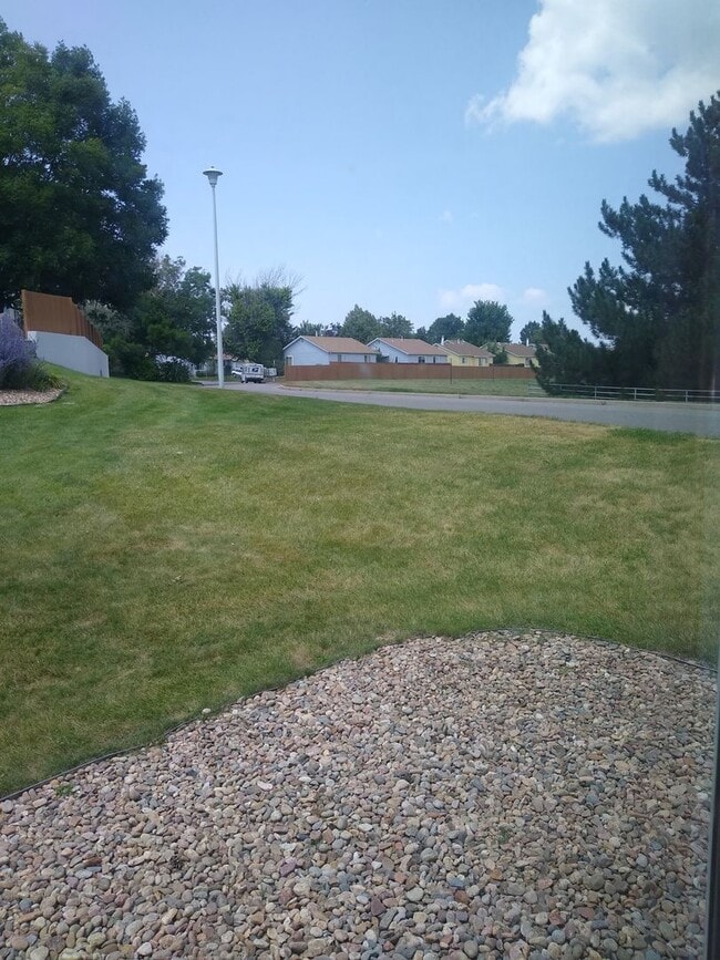 Building Photo - 2 Bedroom 1 Bath Town Home-New Paint, New ...