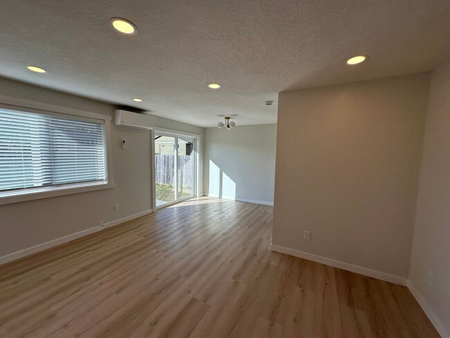 Foto del edificio - 3 Bedroom House For Rent In Hood River