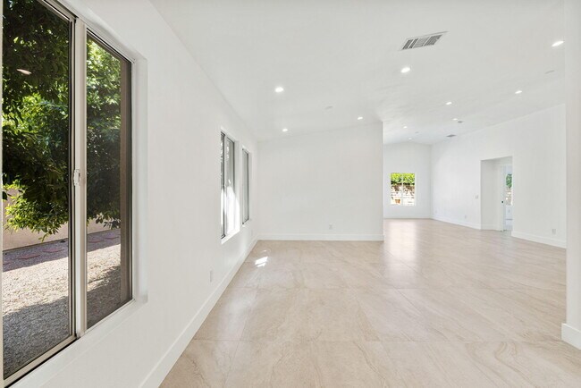 Building Photo - 49651 Lincoln Dr