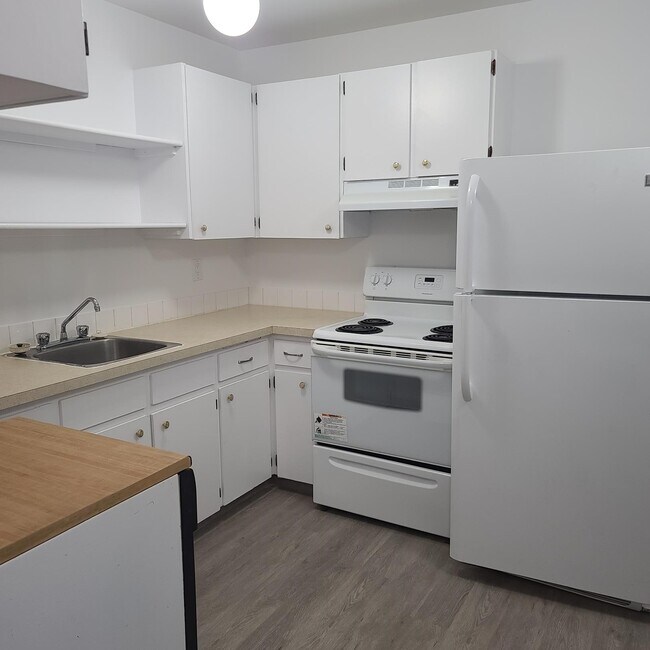 Building Photo - Townhouse in Dickensfield - 3 Bed 1.5 Bath