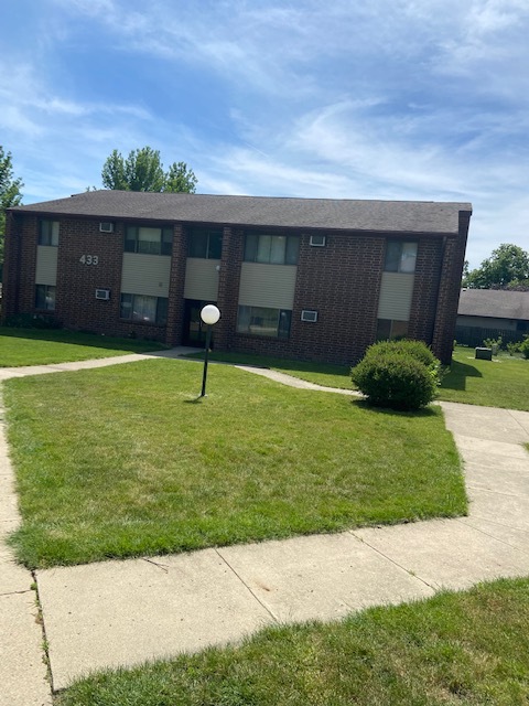 Building Photo - 443 Valley Dr