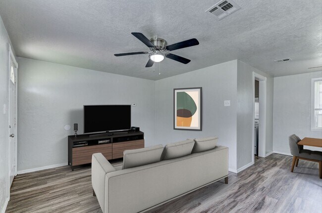 Foto del edificio - Newly Renovated  4 bedroom 1 bath