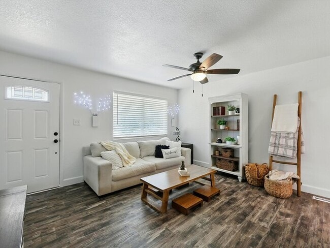 Building Photo - 823 Sequoia Dr