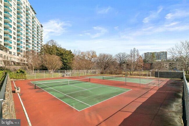 Foto del edificio - 10401 Grosvenor Pl