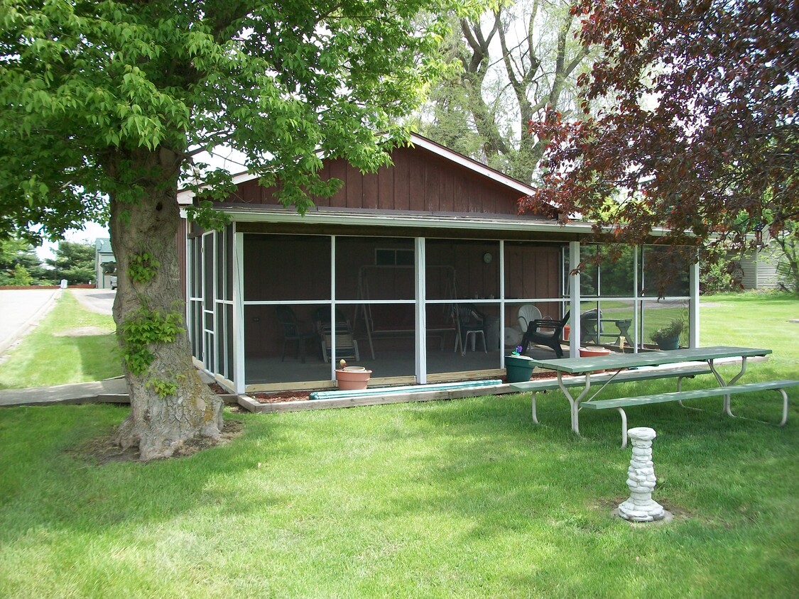 Screened in Patio and grounds - 730 S Saginaw St