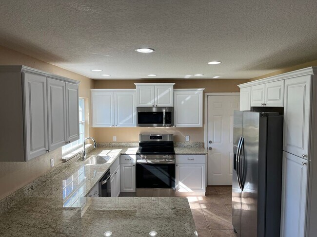 Foto del edificio - 197 Hidden Lake Dr