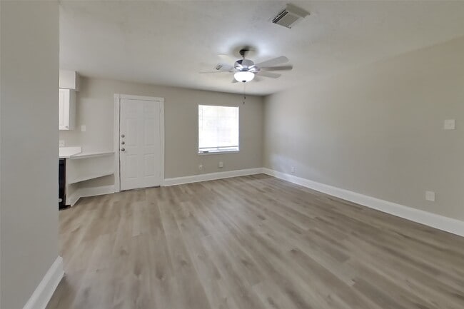 Building Photo - 4427 Oakside Dr