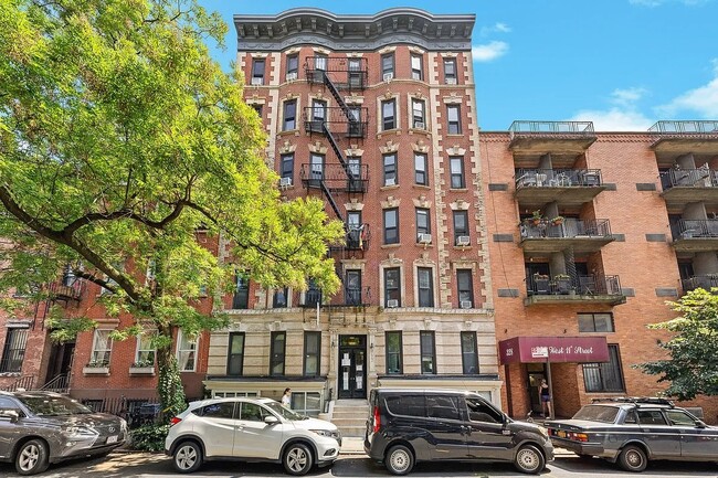 Building Photo - 322 W 11th St