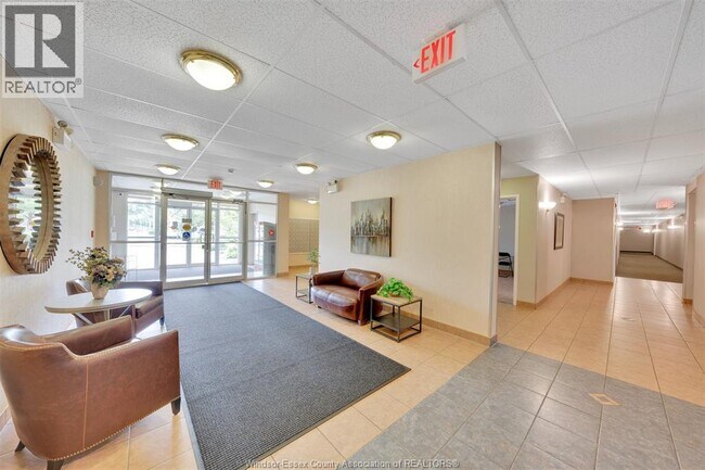 Photo du bâtiment - 5000 Wyandotte St E