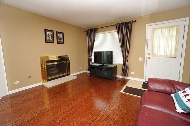 Building Photo - 412 Quaker Hill Ct