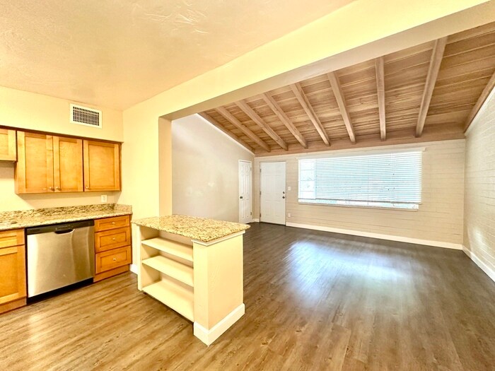 Primary Photo - Spacious 2 Bedroom Townhome Style with Vau...