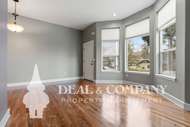 Building Photo - Inviting Parkrose Heights Townhome