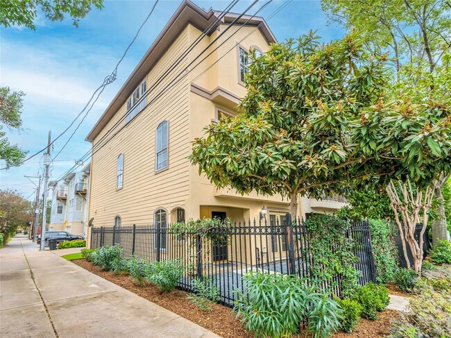 Building Photo - 315 Sandman St