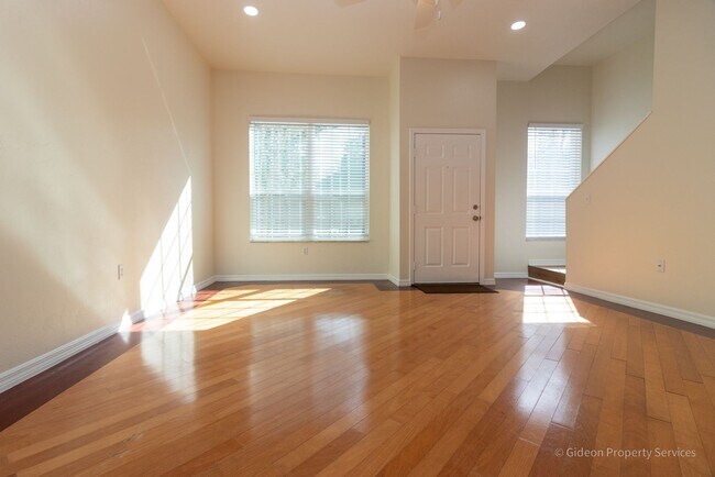 Building Photo - Beautiful 2/2.5 in Plantation Villas