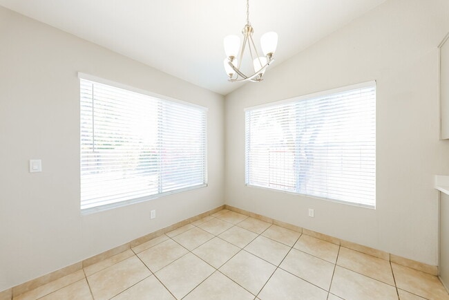 Building Photo - 1419 W Villa Theresa Dr