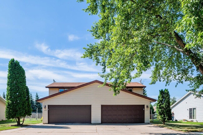Building Photo - 1209 W Ridgeview Dr