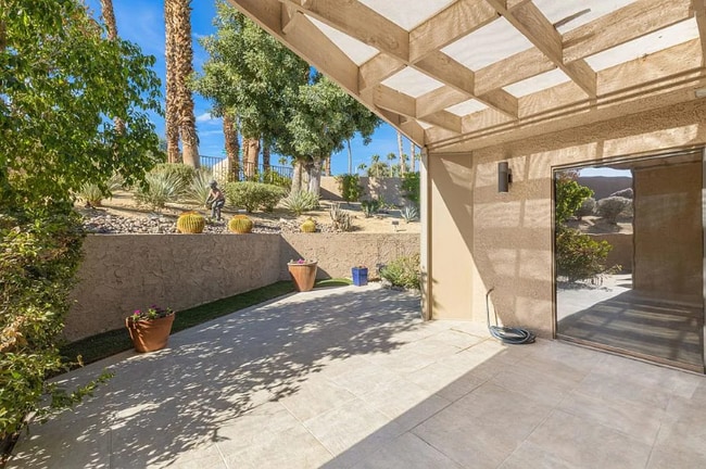 Building Photo - 48992 Canyon Crest Ln