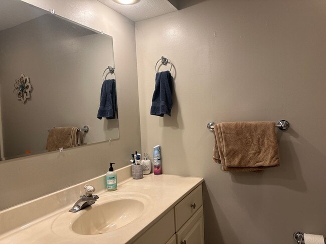 Building Photo - Great Location Great Value