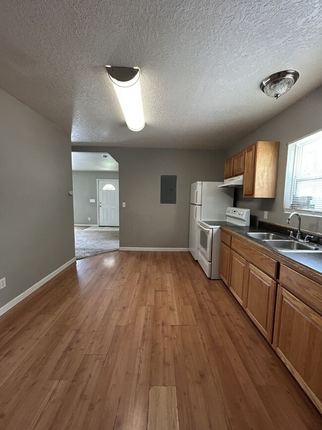 Foto del edificio - 1 BEDROOM 1 BATH AVAILABLE NOW!
