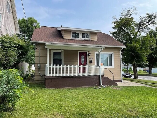 Building Photo - 1205 Dayton St SW