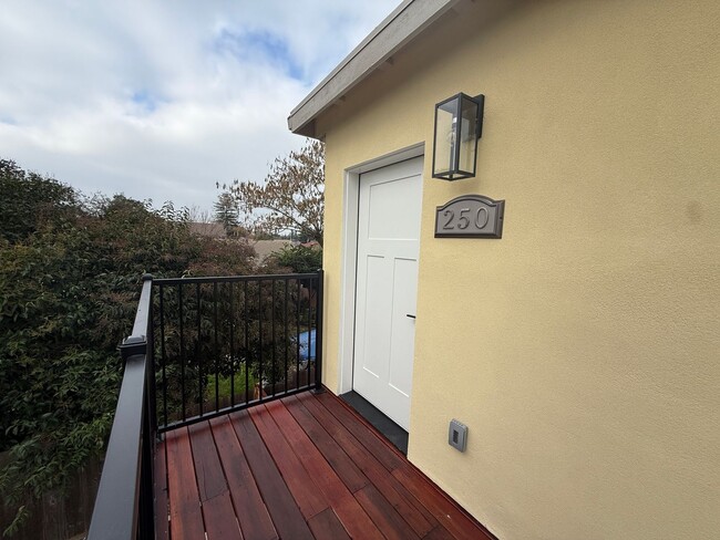 Building Photo - DSI250