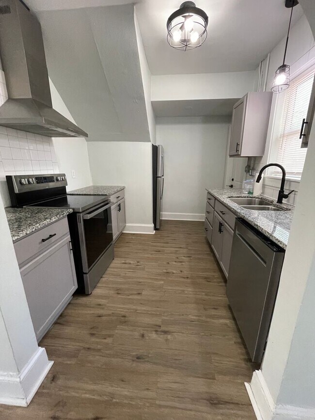 Foto del edificio - Completely Remodeled Home in Queensborough