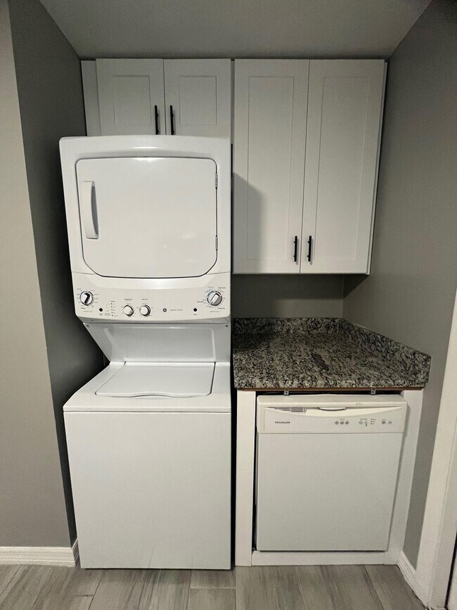 Foto del edificio - ** COMPLETELY REMODELD UNFURNISHED 2/1 DUPLEX AVAILABLE FOR MOVE-IN NOW  2024  ** ONE SMALL DOG F...