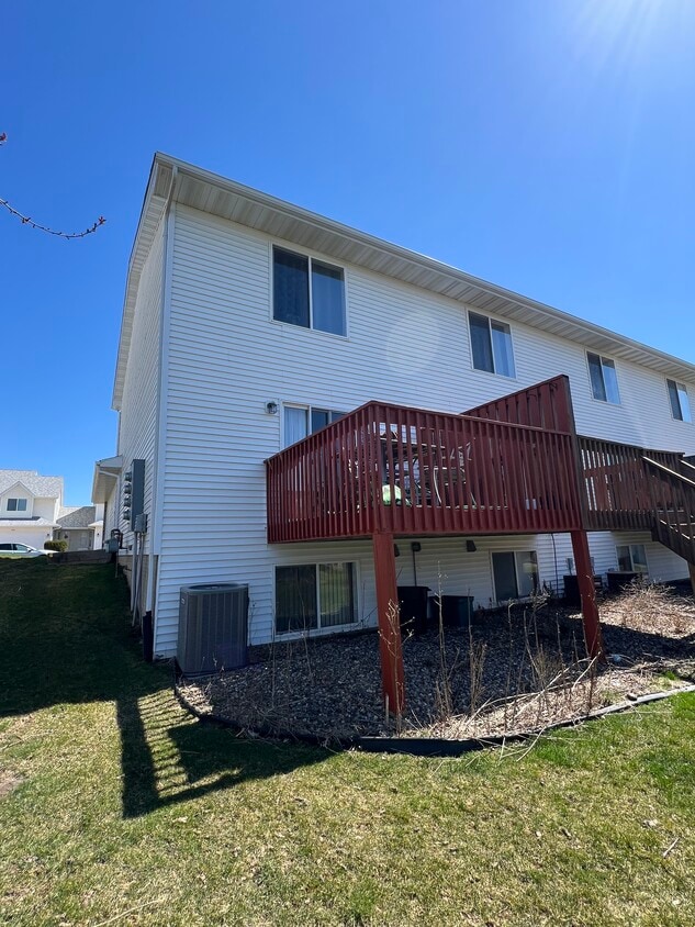 Building Photo - 2640 Ridgeview Way
