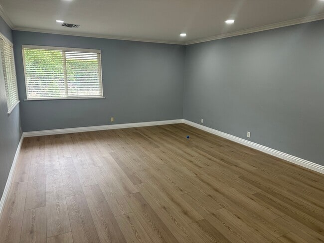 Building Photo - 1050 W La Deney Dr