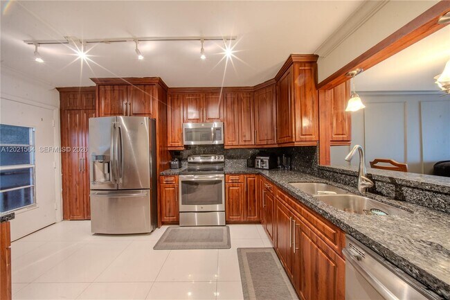 Foto del edificio - 1660 NE 191st St