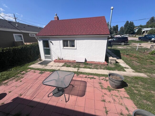 Building Photo - 1824 E San Rafael St