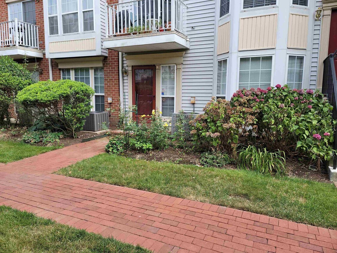 41 Cottonwood St, Jersey City, NJ 07305 Condo for Rent in Jersey City