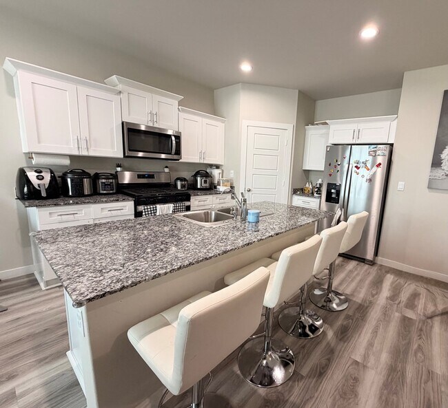 Building Photo - 6400 Bluebell Dr