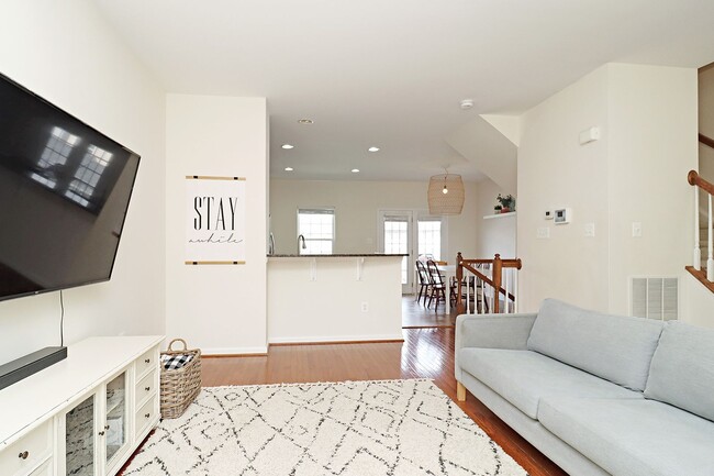 Foto del edificio - Pavilions at Pantops Townhome With Garage
