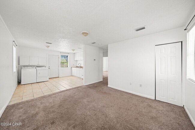 Foto del edificio - 6319 Sunset Ave