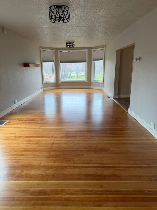 Foto del edificio - 5 bedroom house next to park