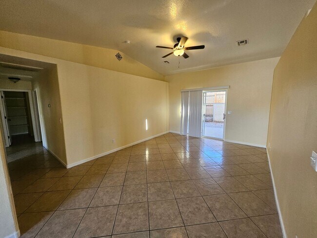 Building Photo - 3 Bedroom Home Located in Bullhead City