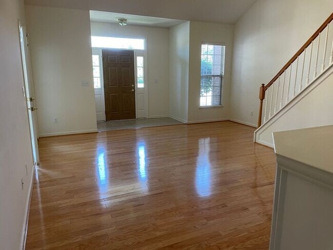 Building Photo - NW Brick Townhome, Granite Counter-Tops, W...