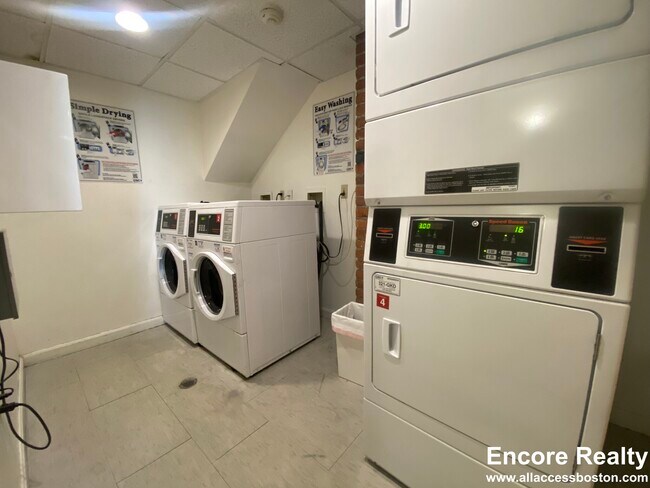 Building Photo - 111 Park Dr