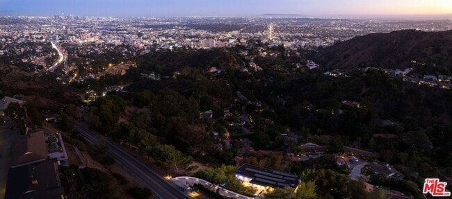 Foto del edificio - 7080 Mulholland Dr