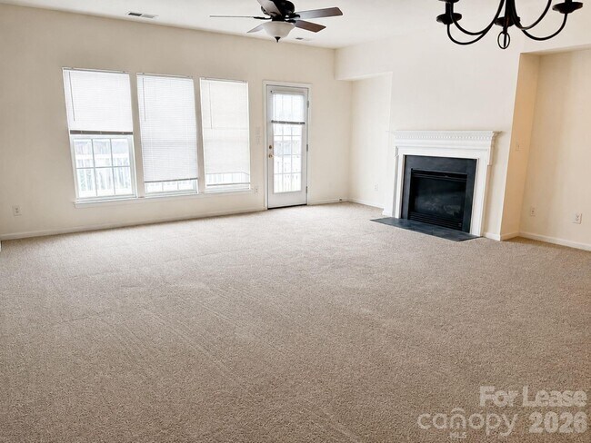 Building Photo - 913 Tiger Ln