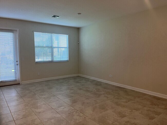 Building Photo - 4 Bed 3.5 Bath Townhouse in Storey Lake