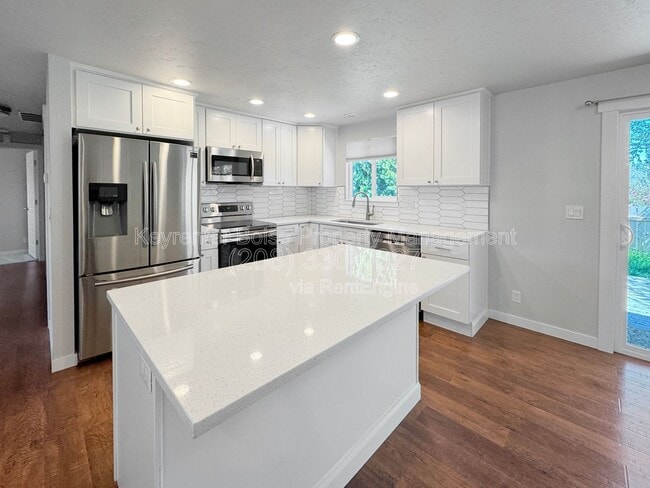 Building Photo - 2918 N Redway Rd