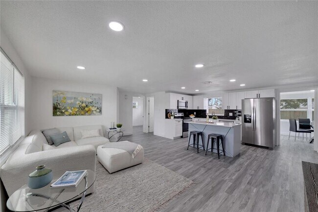 Building Photo - 4012 Valencia Dr
