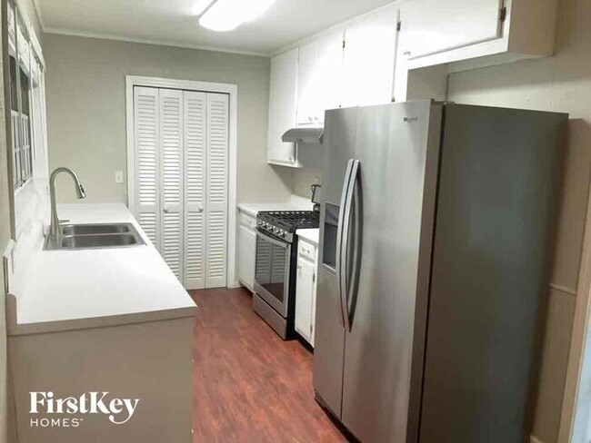 Building Photo - 2405 Ridgedale Dr SW