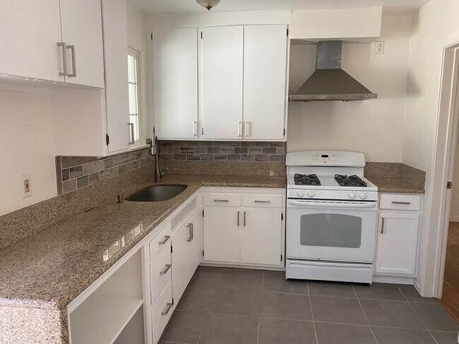 Foto del edificio - 6109 Riverton Ave