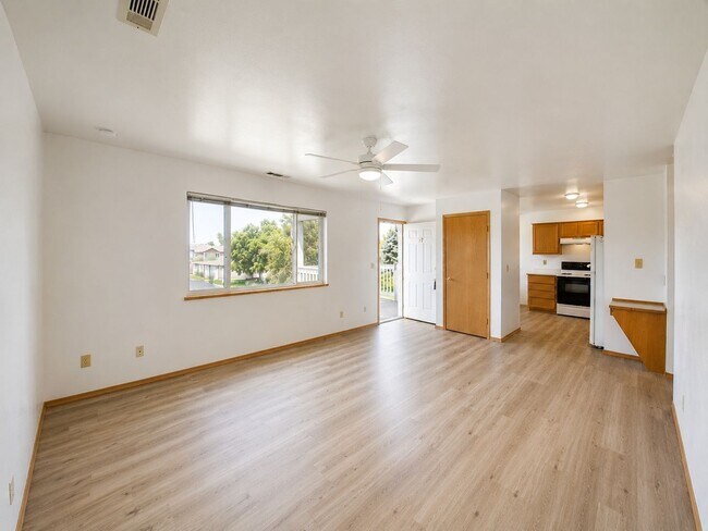 Foto del edificio - 1 Pet Negotiable! 3 Bed 1 Bath with Detached Garage! Centrally Located